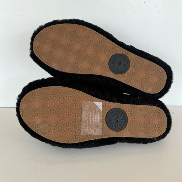 UGG Women’s Fluff Yeah Sheepskin Open Toe Slipper Slide in Black/White, size 9 - Picture 10 of 13